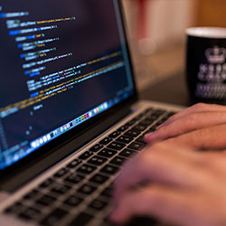 红桃视频免费看深度揭秘：秘闻风波背后，主持人在记者发布会的角色异常令人意外